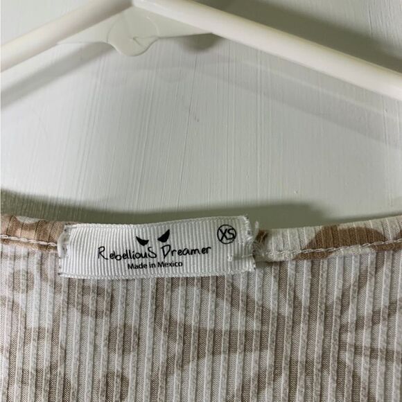 Rebellious Dreamer XS‎ Tan Floral Top - Picture 3 of 4